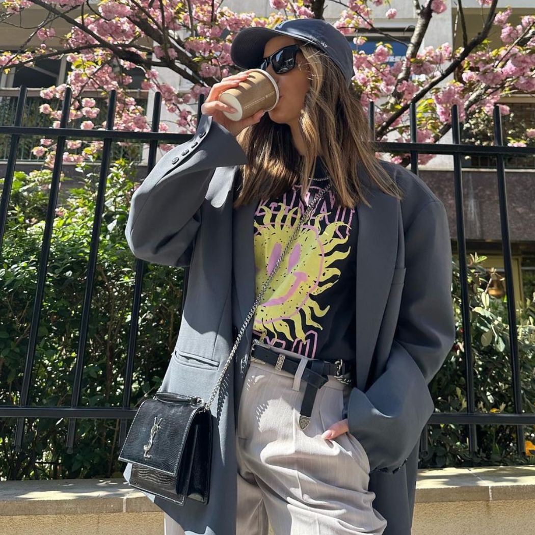 Ta torebka jest hitem sezonu wiosna-lato 2023. Będzie idealna na co dzień i na wieczór. Uwagę zwraca jeden detal